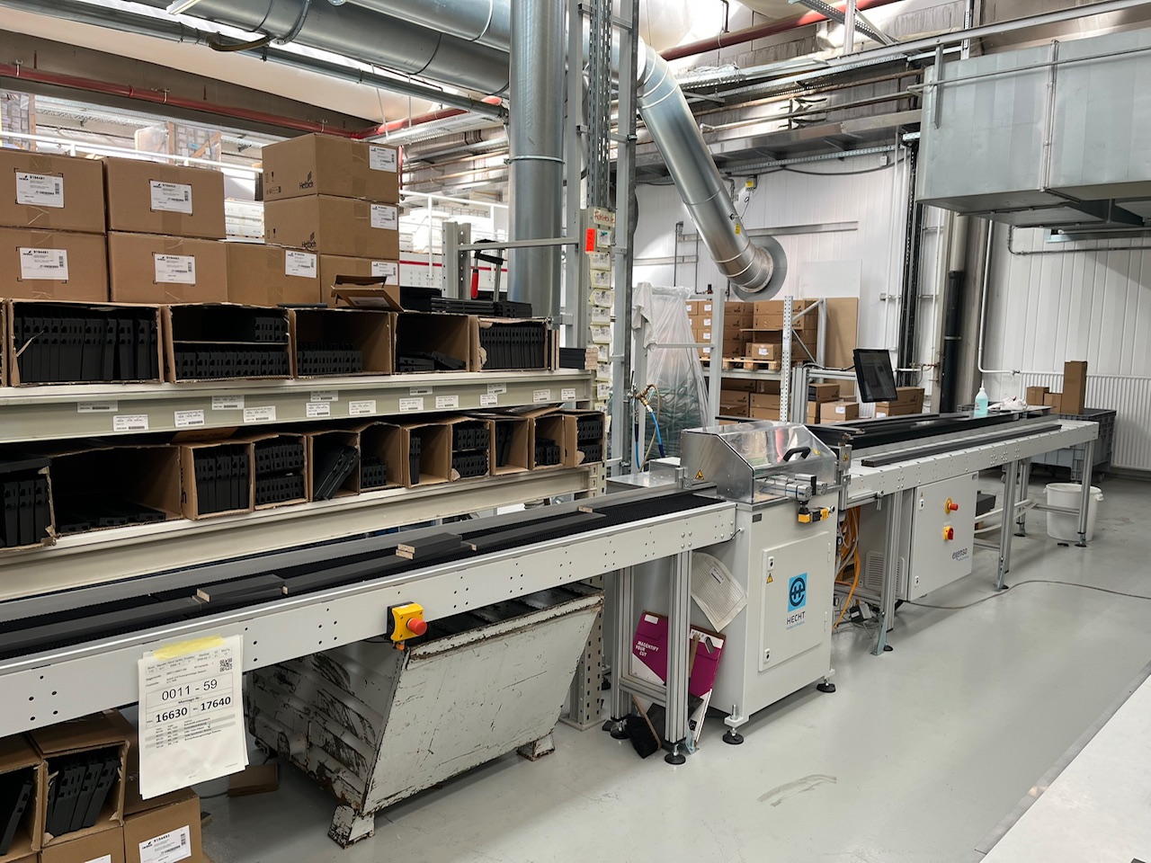 Automatic cutting of drawer components at Burgbad
