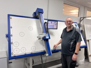 Foro dopo Foro verso la Perfezione – Express Küchen Garantisce Qualità ed Efficienza con i Banchi di Misura HECHT